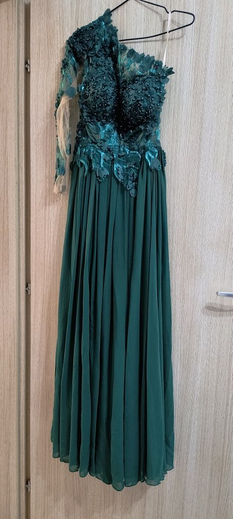 Rochie elegantă cu paiete și perle