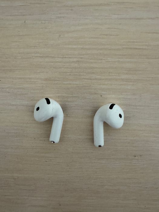 airpods 4  без кейса, в хорошем состоянии
