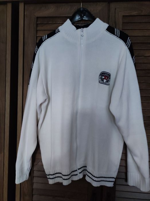 Старо бяло мъжко трикотажно яке в много добро състояние.