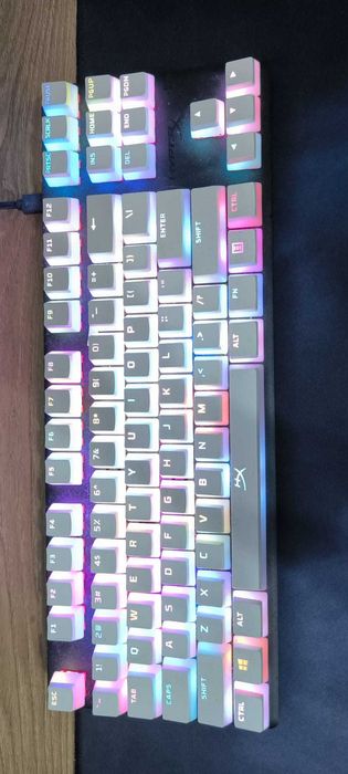 tastatura gaming HyperX alloy origins cu White Pudding keycaps