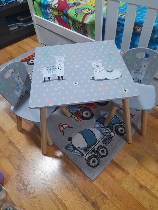 Маса и 2 столчета за деца