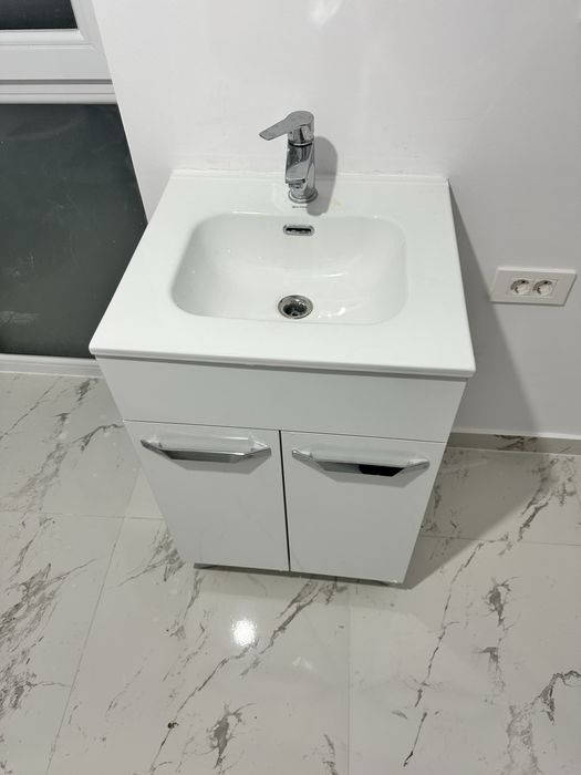 Vand chiuveta noua portelan cu baterie si dulap