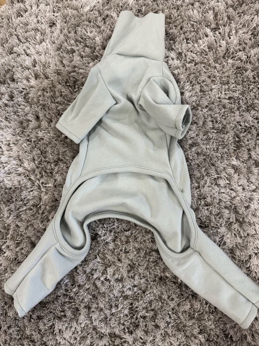 Salopetă pentru câini/pisici nouă