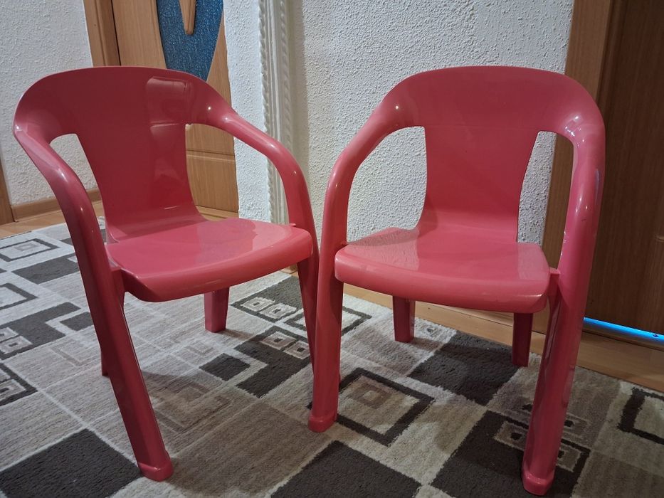 Scaun roz de plastic de copii
