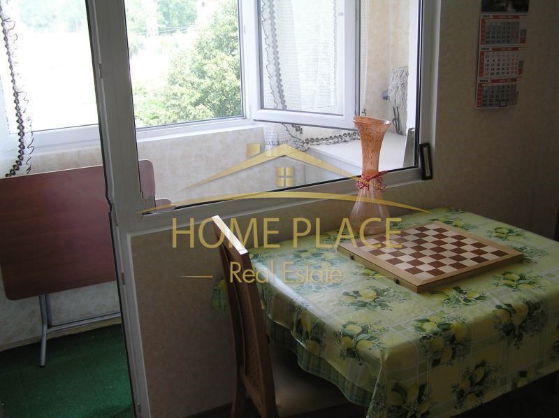 Просторен, панелен апартамент за продажба  в кв. Левски.