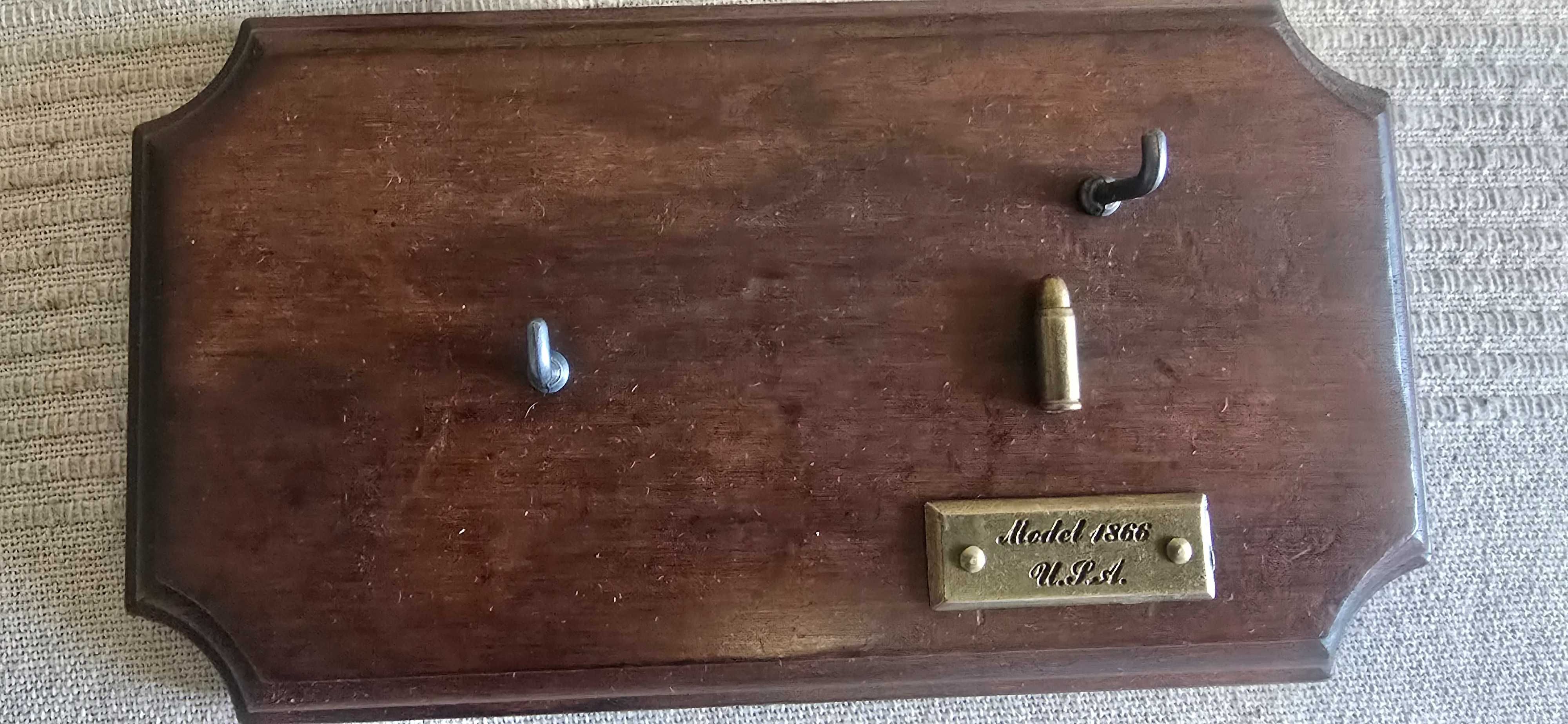 Чисто нов декоративен "Peacemaker" Colt револвер с поставка за стена.