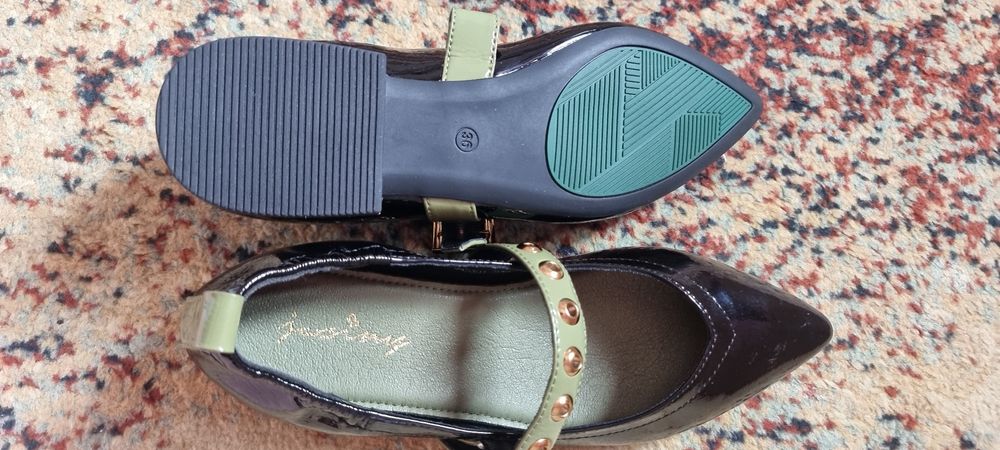 Красивые черные туфли