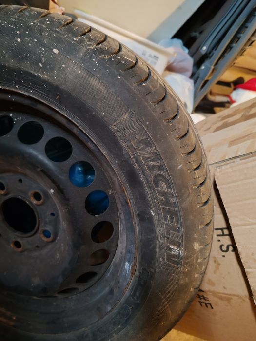 Vând anvelopa vara 185/65/r15 michelin