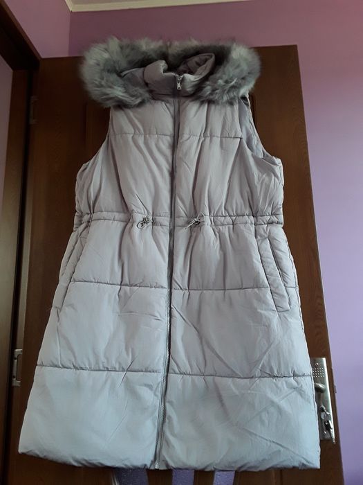 Vând Vestă Lungă cu Glugă si Blăniță Mărimea 46 Nouă Italia