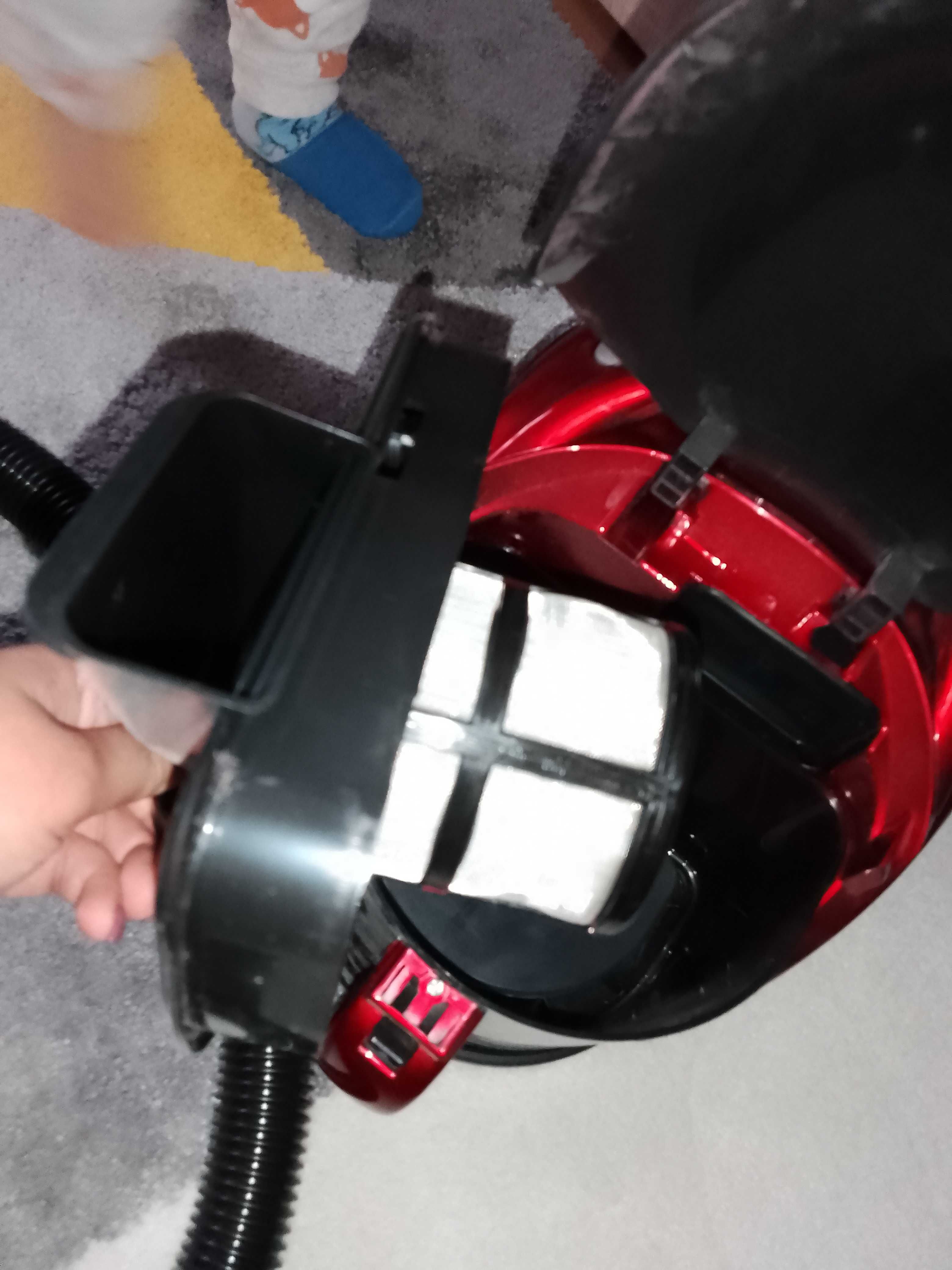 Продавам прахосмукачка Daewoo  800W
