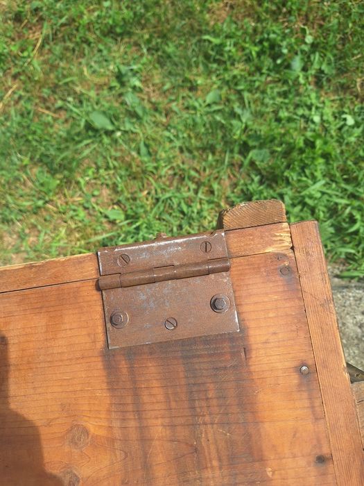 Ladă veche din lemn cu 63 de halbe din sticlă