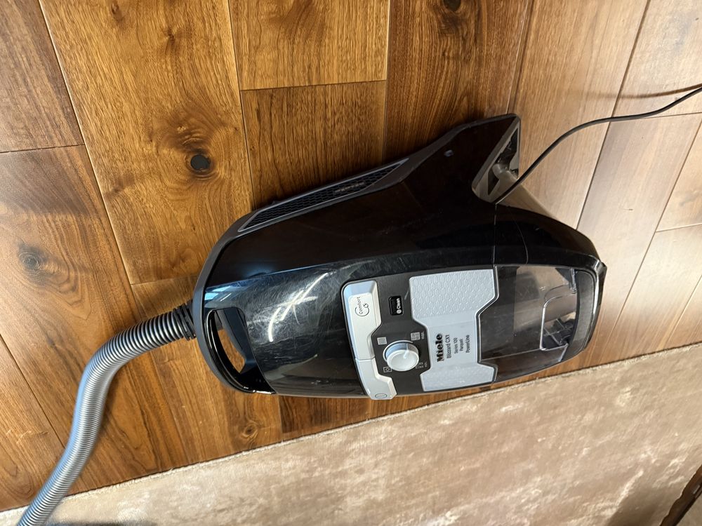 Прахоасмукачка Miele Blizzard CX1 ползвана около 1 г