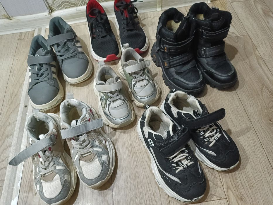 Отдам даром обуви зима 31размер  а кросовки 33-34размеры