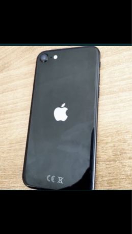 Apple SE 128 GB черного цвета