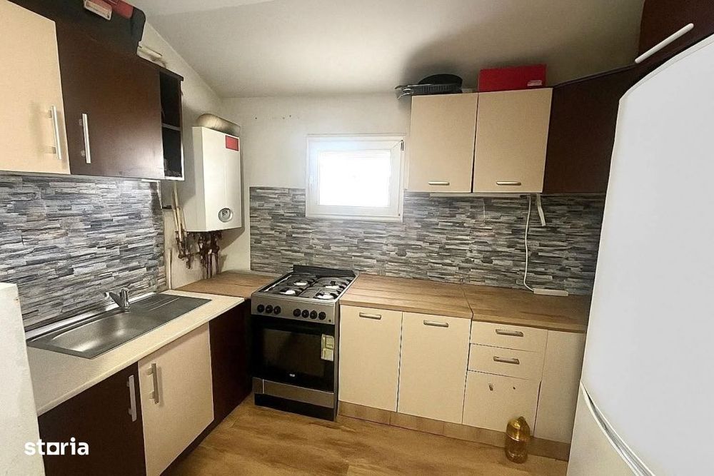 Apartament de 3 camere, decomandat, 50 mp., zona Decebal