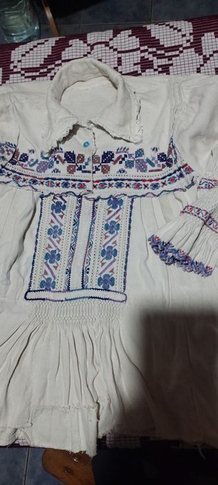 Vănd cămăși de femei autentice foarte vechi din zona Beiușului.