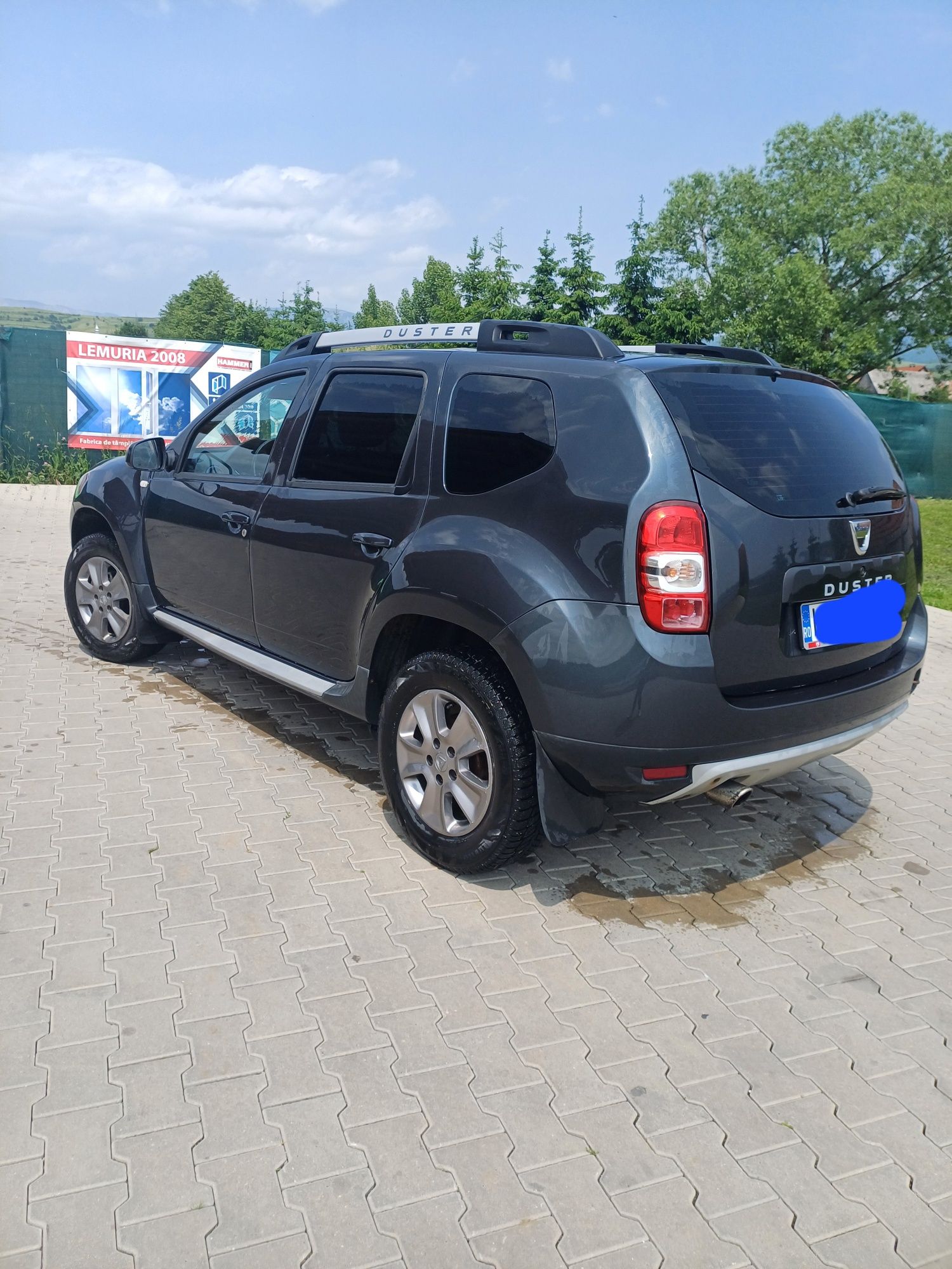 Vând s-au schimb Dacia Duster