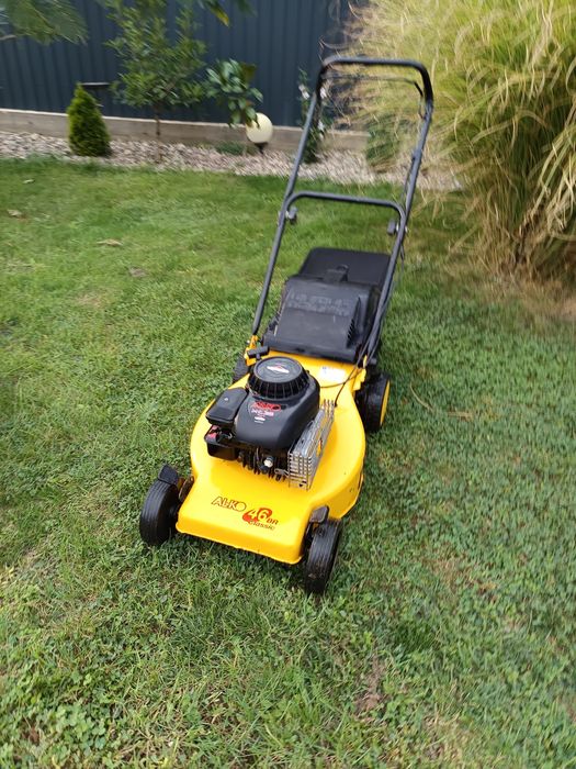 Mașină tuns iarba cu tractiune