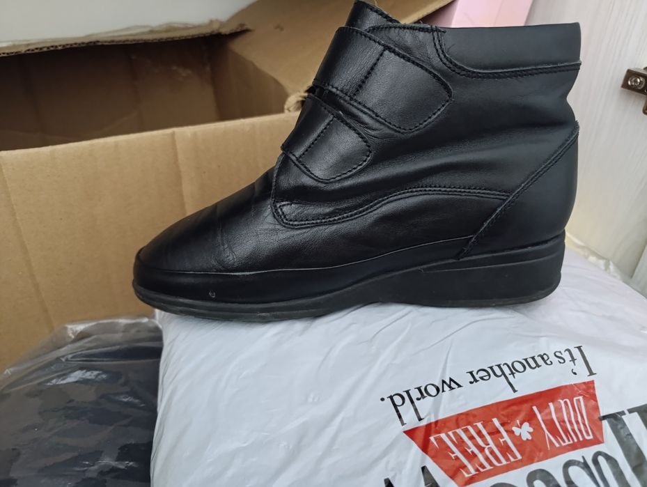 Теплые кожаные женские ботинки на широкую ногу и высокий подъем