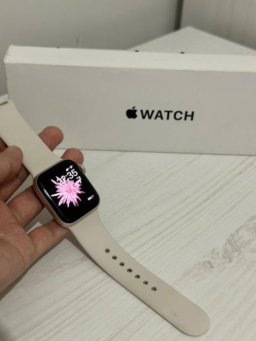 Apple часы белый