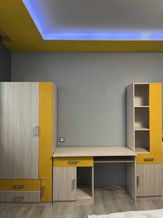 Секция с жълто фолио, но отдолу е синия