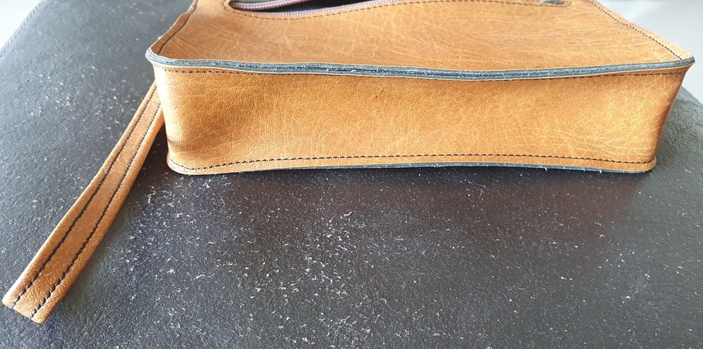 Borseta Oldies din piele foarte calitativă, dimensiuni 24X18X6 cm,