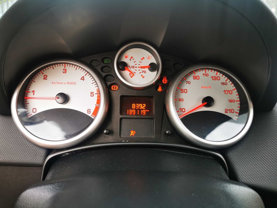 Peugeot 207 1.4 HDi • 96 cp • Consum mic • Sistem audio premium