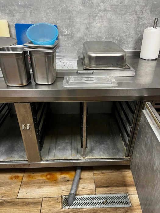 Хладилна маса с 2 крила - с релси за гастронорми