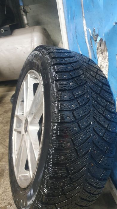 Продам зимние шипованные шины