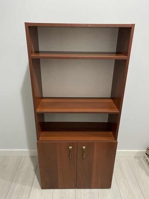 Книжный шкаф с дверцей и 3 полки. В отличном состоянии.