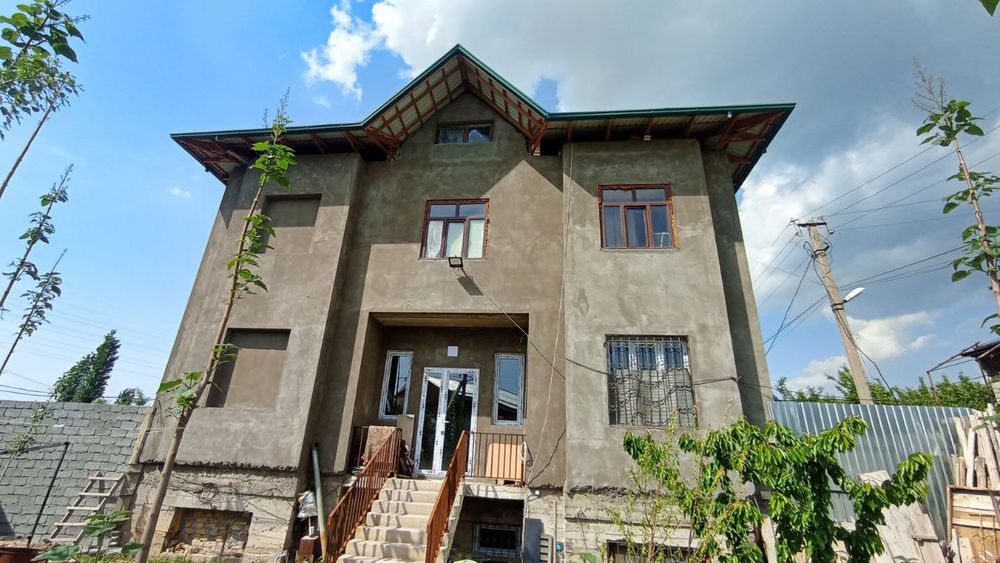 Продается  3этажный часть дома + мансарда ,6 комнат на Кирпичном,3 сот