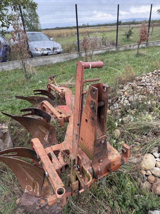 Vând plug cu 3 trupițe