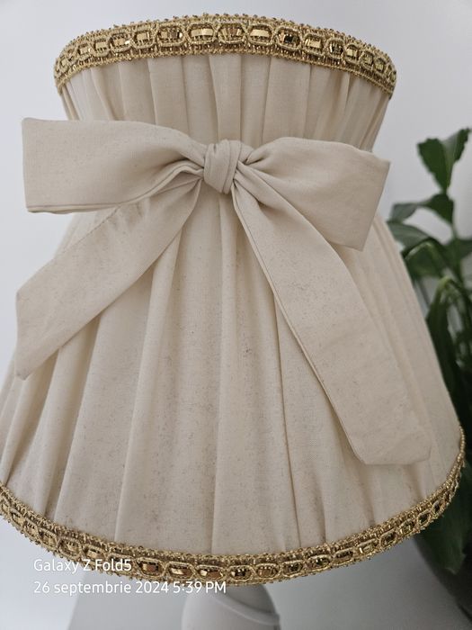 Veioza alba cu abajur