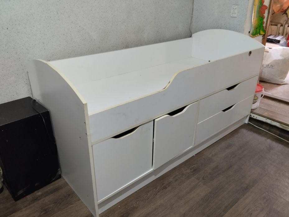 Детская кровать с ячейками