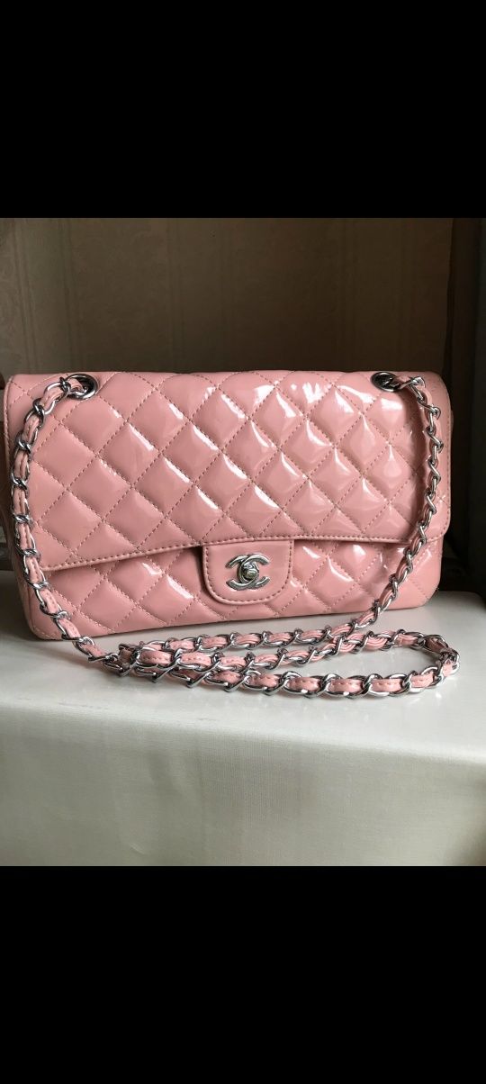 Продам сумку лаковую "Chanel"