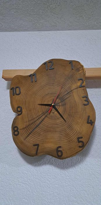 Стенен часовник с основа орех
