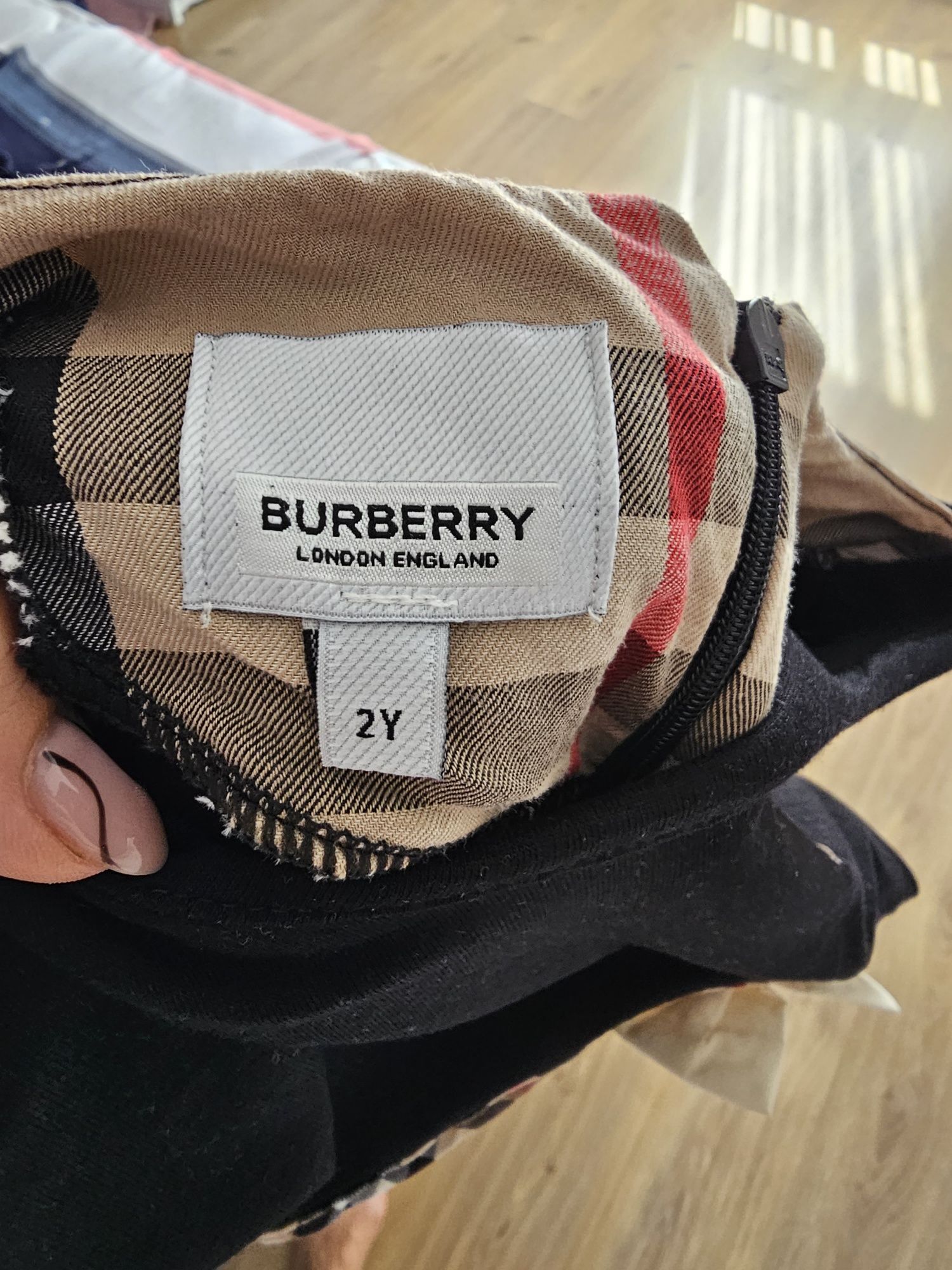 Rochite Guess, Burberry 2y