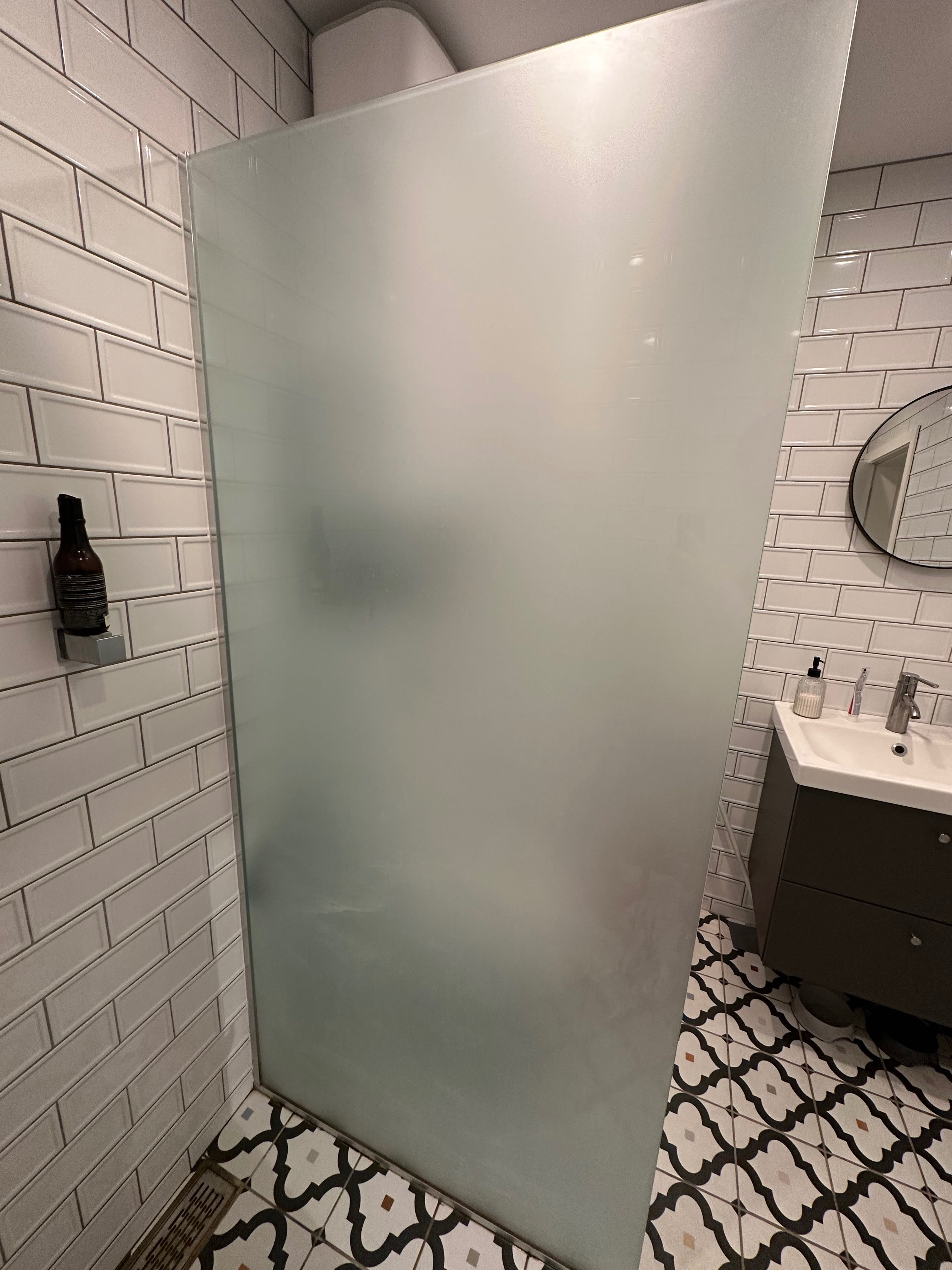 Матов стъклен параван за баня