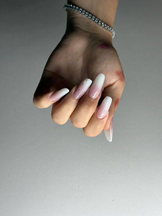 Construcție unghii sau întreținere 150 lei