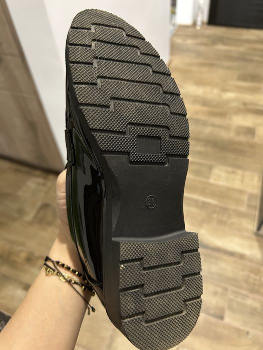 Лачени лоуфъри със златисти елементи