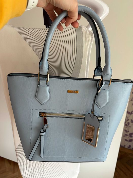 Синя дамска чанта, купувана от Италия