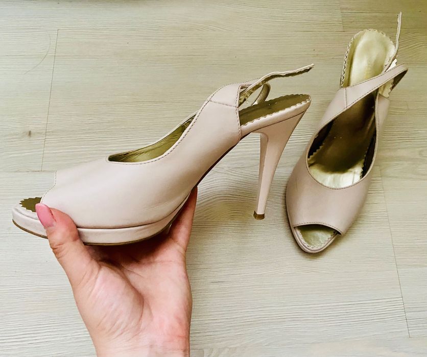 Vând sandale elegante nude