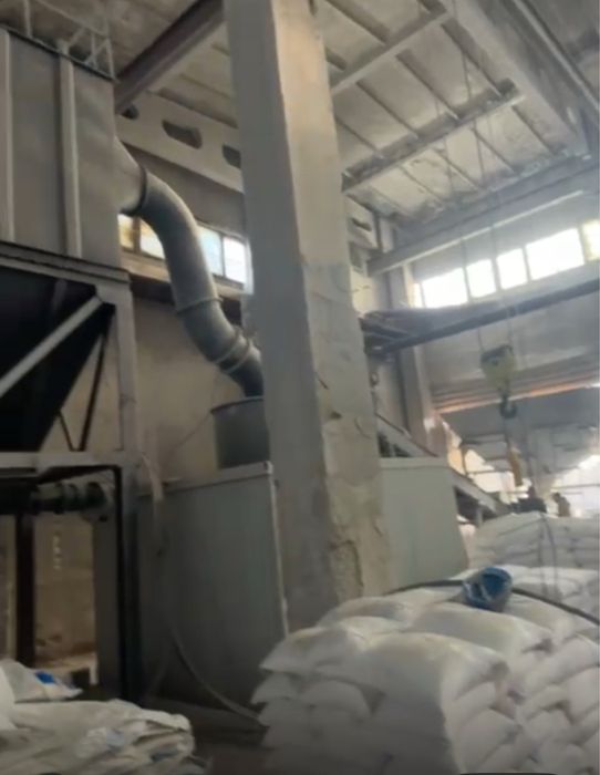 Барит, микрокальцит,  кальцит, сланец (сланцевая крошка