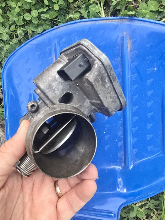 Vând clapeta accelerație + EGR pt BMW