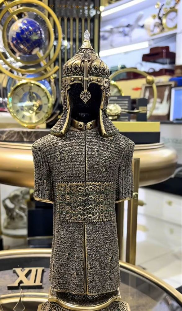 Qadimiy jangchilar ilhomida yaratilgan suvenir sovut