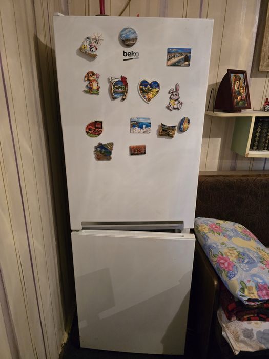 Продавам хладилник Beko с фризер размери  1.60 на 60 на 50