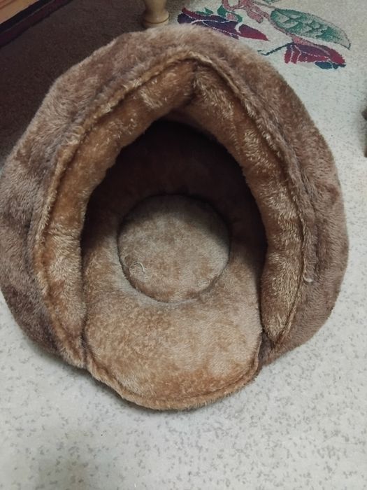 Лежанка и игрушка для кошек