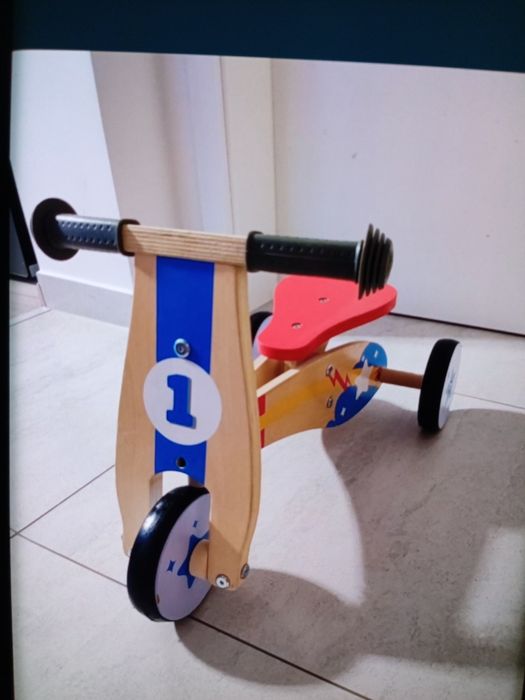 Vând tricicleta lemn