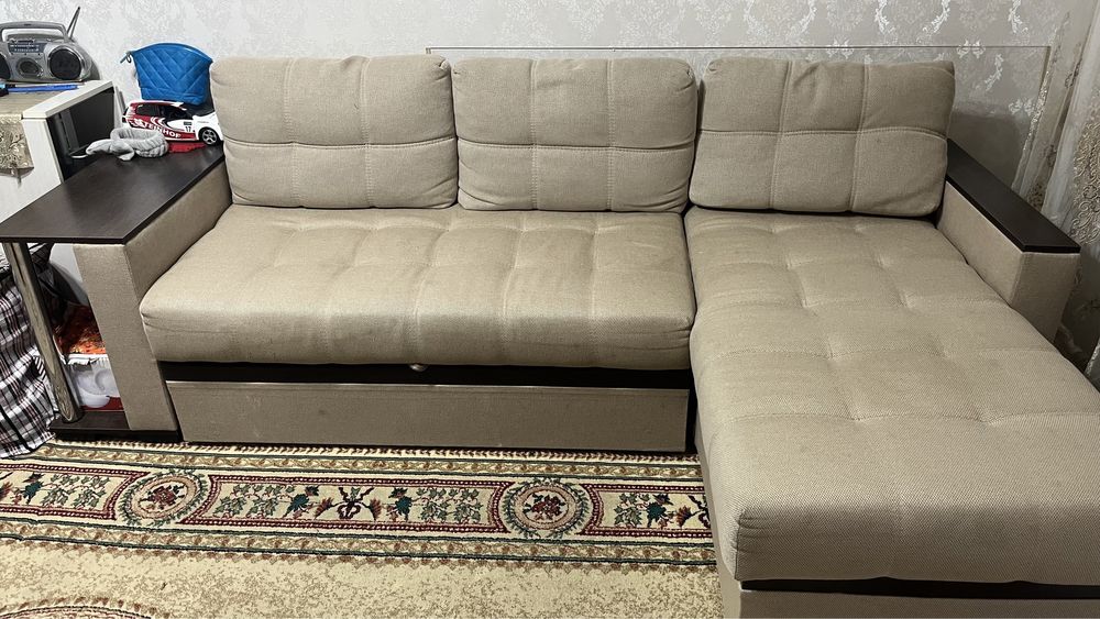 Диван универсальный,компактный.