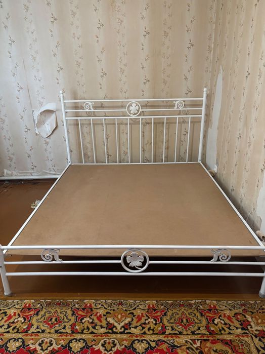 Продам железную двухспальную кровать